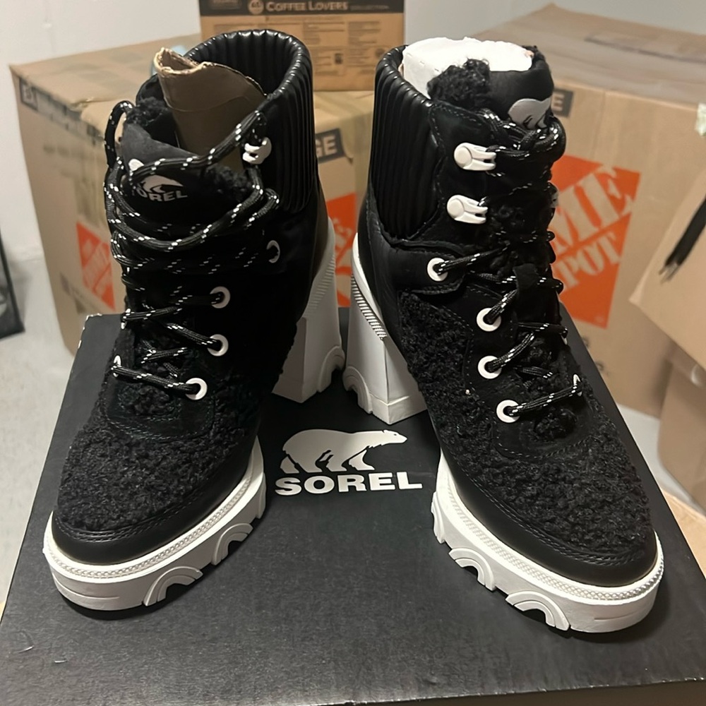 sorel. Womens. New. Size 5